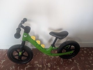 Bici sin pedales verde dinosaurio