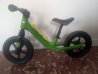 Bici sin pedales verde dinosaurio