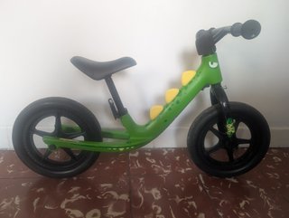 Bici sin pedales verde dinosaurio