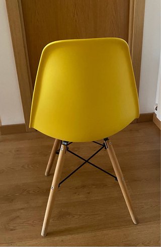 4 sillas de comedor amarillas. Patas de madera.