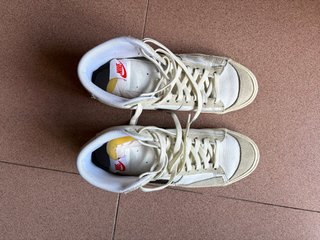 Zapatillas Nike Beige y Blancas