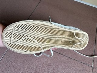 Zapatillas Nike Beige y Blancas