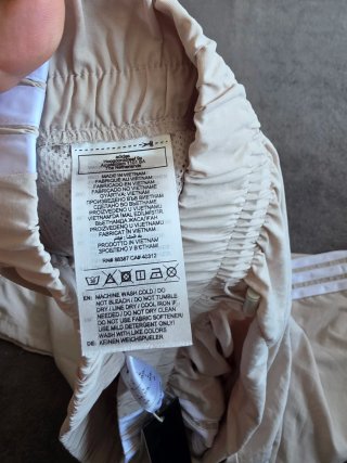 Pantalones Adidas Anchos Beige, totalmente nuevos.