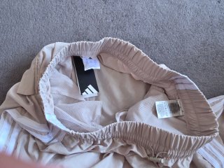 Pantalones Adidas Anchos Beige, totalmente nuevos.