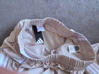 Pantalones Adidas Anchos Beige, totalmente nuevos.
