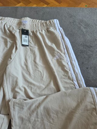 Pantalones Adidas Anchos Beige, totalmente nuevos.
