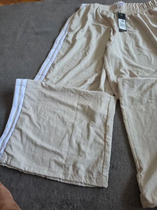 Pantalones Adidas Anchos Beige, totalmente nuevos.