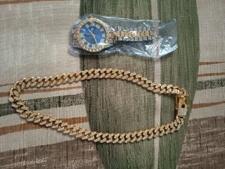 Reloj de hombre con detalles dorados y azules