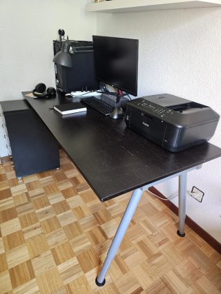Mesa de escritorio negra y madera