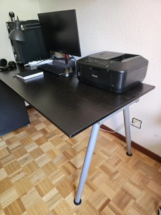 Mesa de escritorio negra y madera