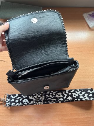 Bolso de hombro negro con tachuelas