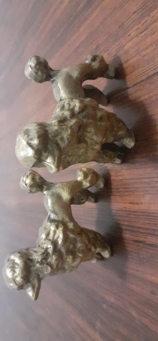 2 Figuras de bronce antiguas de perros caniche.