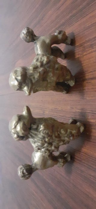 2 Figuras de bronce antiguas de perros caniche.