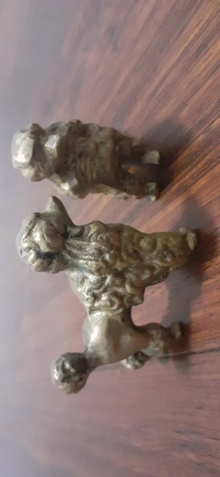2 Figuras de bronce antiguas de perros caniche.