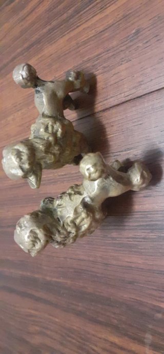 2 Figuras de bronce antiguas de perros caniche.