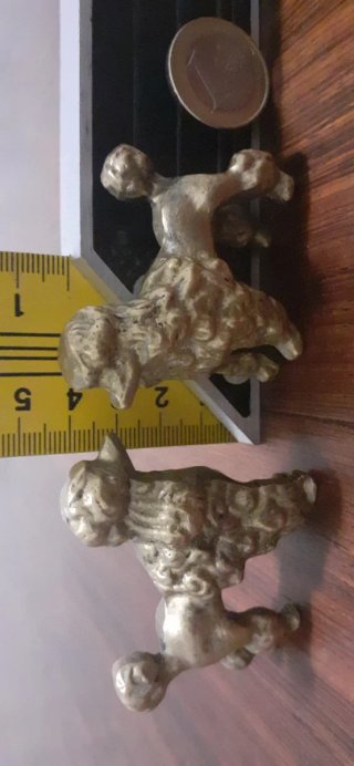 2 Figuras de bronce antiguas de perros caniche.