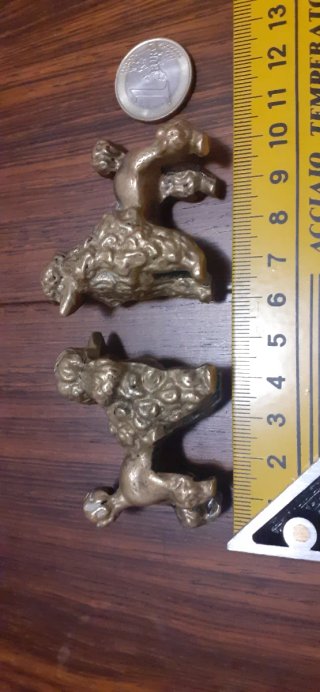 2 Figuras de bronce antiguas de perros caniche.