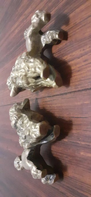 2 Figuras de bronce antiguas de perros caniche.