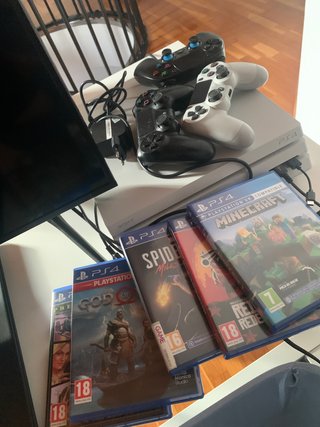 PS4 Pro 1TB + 3 Mandos + 5 Juegos and charges free