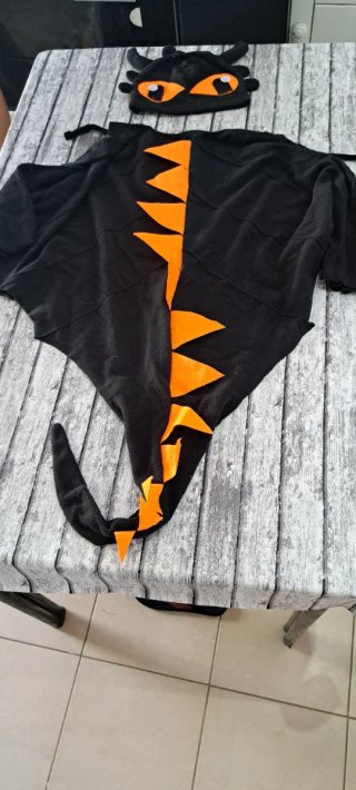 Disfraz dragón negro con naranja