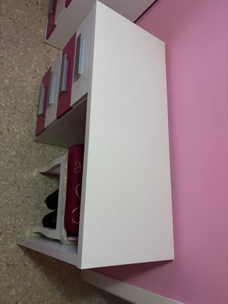 Escritorio blanco y rosa