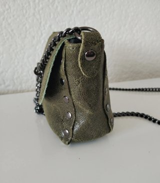 Bolso pequeño piel verde con cadena