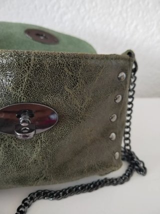 Bolso pequeño piel verde con cadena