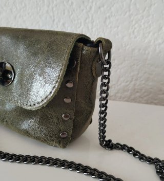 Bolso pequeño piel verde con cadena