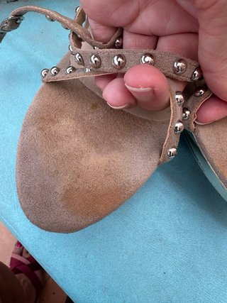 Sandalias ante tiras tachuelas marrón y plata