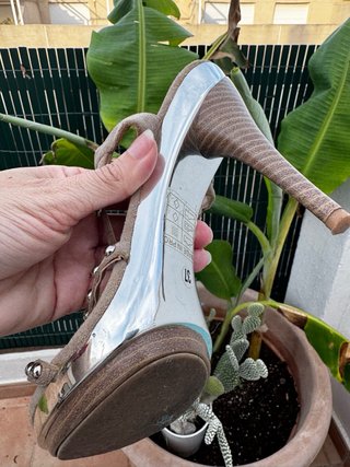 Sandalias ante tiras tachuelas marrón y plata
