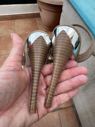 Sandalias ante tiras tachuelas marrón y plata