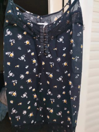 Top negro con corchetes y flores