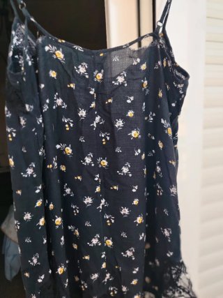 Top negro con corchetes y flores