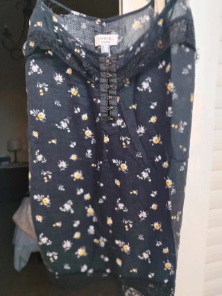 Top negro con corchetes y flores