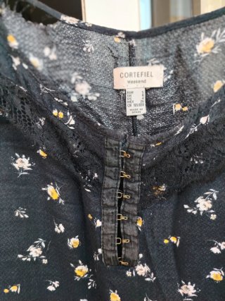 Top negro con corchetes y flores