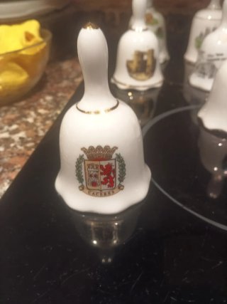12 campane di ricordo in porcellana da 5 a 8 euro