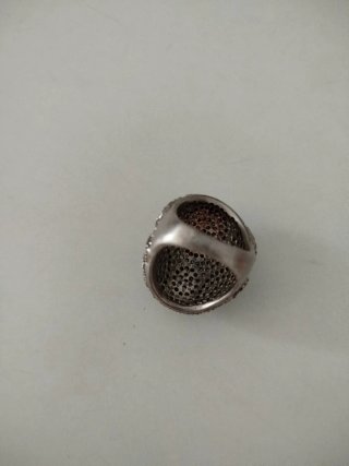 Anillo bisutería con brillantes rojos y plateados
