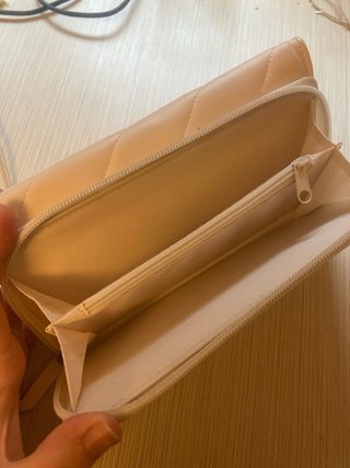 Cartera rosa acolchada con cierre dorado