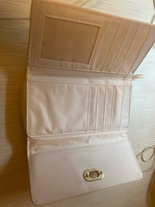 Cartera rosa acolchada con cierre dorado