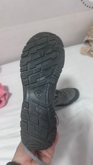Botas de montaña grises y moradas