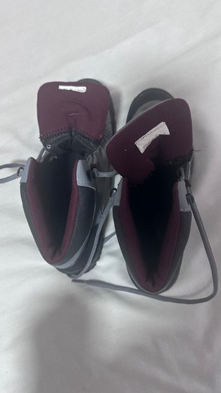 Botas de montaña grises y moradas