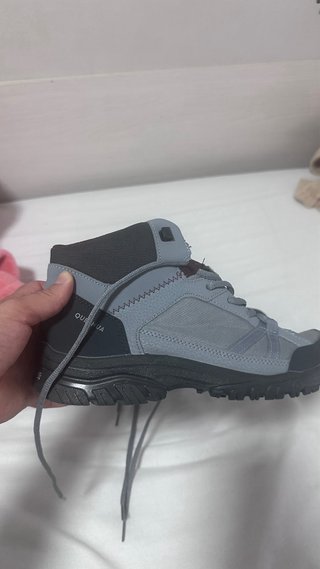 Botas de montaña grises y moradas