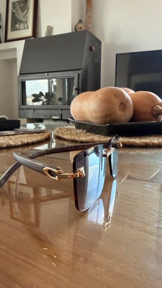Gafas de sol Cartier doradas y moradas