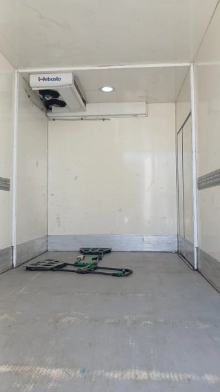 Camion con caja frigorifico