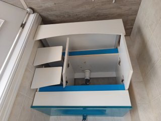 Mueble de baño moderno blanco y azul