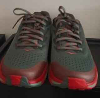 Zapatillas Hoka Verde y Rojo