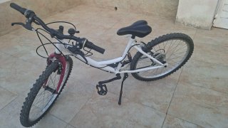 Bicicleta Niña Blanca y Rosa. Rueda 24 pulgadas