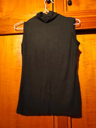 Camiseta sin mangas cuello alto negra