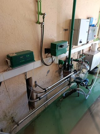 Sala de ordeño completa de 8 puntos.