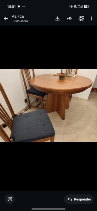 Mesa de comedor y 4 sillas de madera
